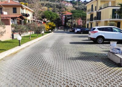 Strada privata con parcheggio